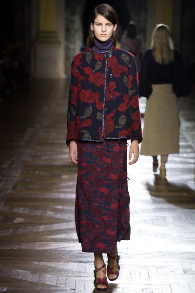 Look 10